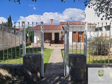 00036 Amplia casa para 10 personas sobre Av. Principal en Villa Cura Brochero