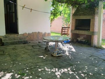 00036 Amplia casa para 10 personas sobre Av. Principal en Villa Cura Brochero