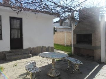 00036 Amplia casa para 10 personas sobre Av. Principal en Villa Cura Brochero