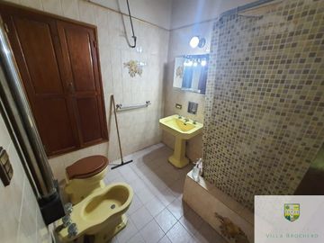 00036 Amplia casa para 10 personas sobre Av. Principal en Villa Cura Brochero