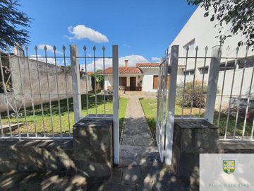 00036 Amplia casa para 10 personas sobre Av. Principal en Villa Cura Brochero