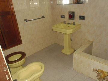00036 Amplia casa para 10 personas sobre Av. Principal en Villa Cura Brochero
