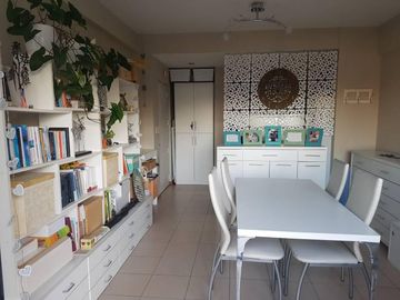Excelente departamento 2 ambientes con balcón a contrafrente.