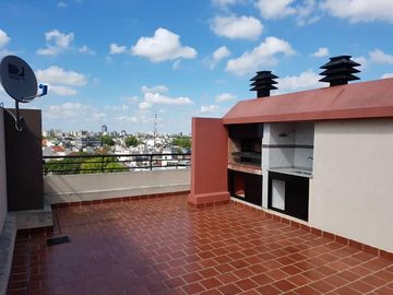 Excelente departamento 2 ambientes con balcón a contrafrente.
