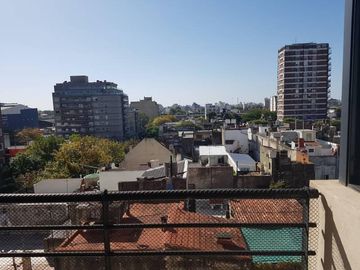 Excelente departamento 2 ambientes con balcón a contrafrente.