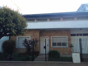 Casa - Moron  4 ambientes con garage y pileta
