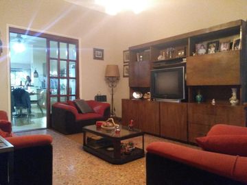 Casa - Moron  4 ambientes con garage y pileta