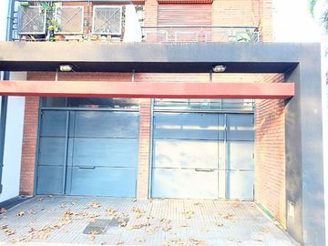 Tríplex 4 ambientes + garage. Excelente. V. Luro