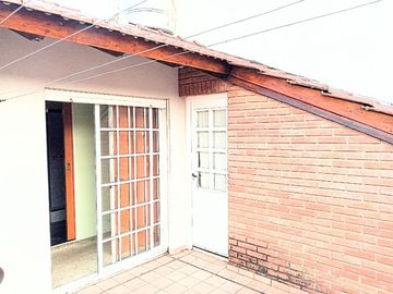 Tríplex 4 ambientes + garage. Excelente. V. Luro