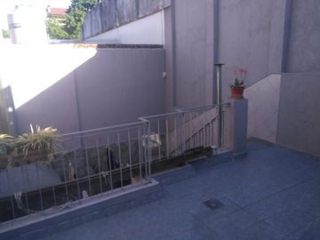 CHALET EN DOS PLANTAS EN FLORES SOBRE CALLE LAUTARO
