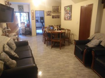 CHALET EN DOS PLANTAS EN FLORES SOBRE CALLE LAUTARO