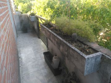 CHALET EN DOS PLANTAS EN FLORES SOBRE CALLE LAUTARO