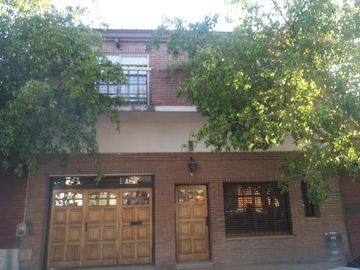CHALET EN DOS PLANTAS EN FLORES SOBRE CALLE LAUTARO