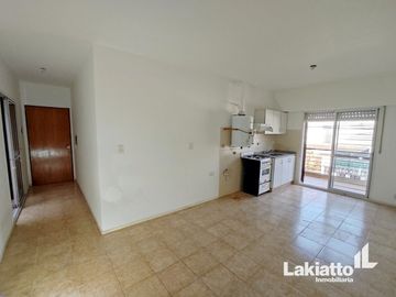 Monoambiente en venta con patio y balcón - Echesortu