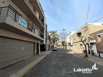 Monoambiente en venta con patio y balcón - Echesortu
