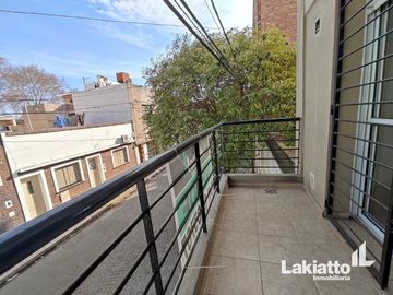 Monoambiente en venta con patio y balcón - Echesortu