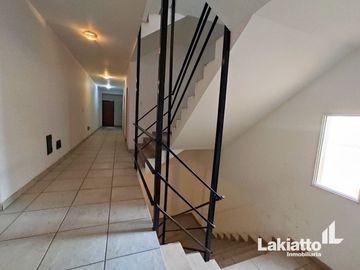 Monoambiente en venta con patio y balcón - Echesortu