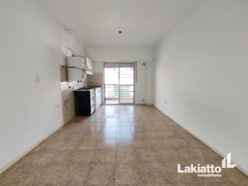 Monoambiente en venta con patio y balcón - Echesortu