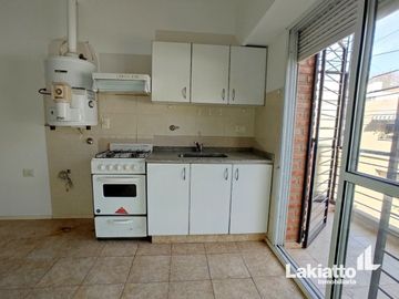 Monoambiente en venta con patio y balcón - Echesortu