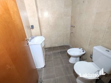 Monoambiente en venta con patio y balcón - Echesortu