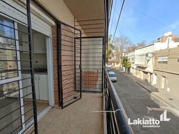 Monoambiente en venta con patio y balcón - Echesortu