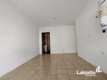 Monoambiente en venta con patio y balcón - Echesortu