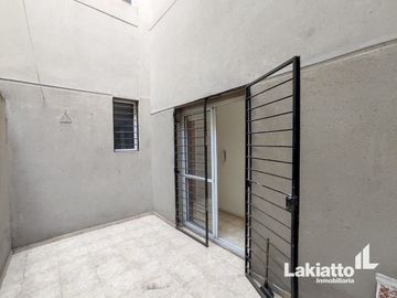 Monoambiente en venta con patio y balcón - Echesortu
