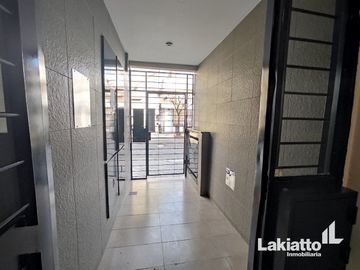 Monoambiente en venta con patio y balcón - Echesortu