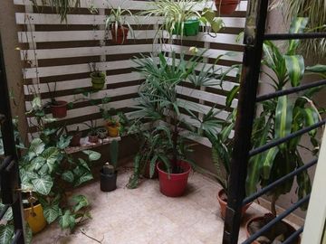 Monoambiente en venta con patio y balcón - Echesortu