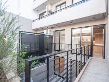 DUPLEX TIPO CASA, CON JARDIN Y PATIO VILLA URQUIZA