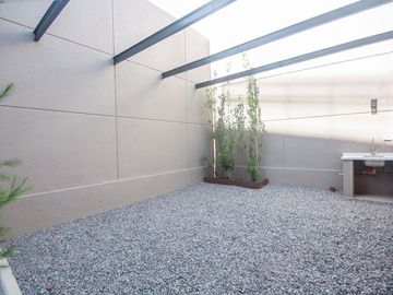DUPLEX TIPO CASA, CON JARDIN Y PATIO VILLA URQUIZA