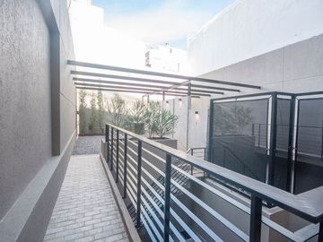 DUPLEX TIPO CASA, CON JARDIN Y PATIO VILLA URQUIZA