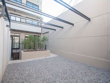 DUPLEX TIPO CASA, CON JARDIN Y PATIO VILLA URQUIZA