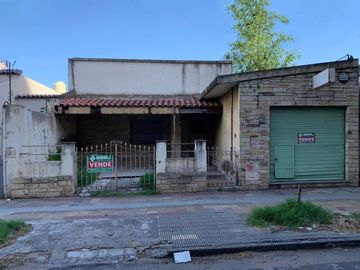 Casa Y Salón En Venta - 11 De Abril Al 400