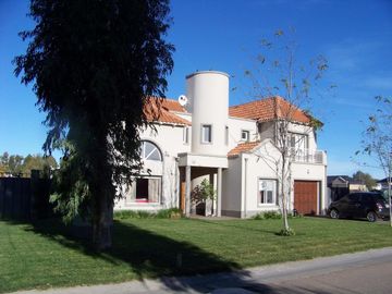 Chalet Bosque Alto 3 Dorm. Suite Pileta Jardin Impecable Lote 760 M2 U$s 420.000
