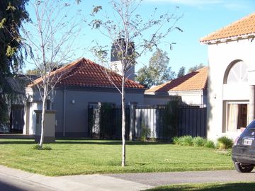 Chalet Bosque Alto 3 Dorm. Suite Pileta Jardin Impecable Lote 760 M2 U$s 420.000