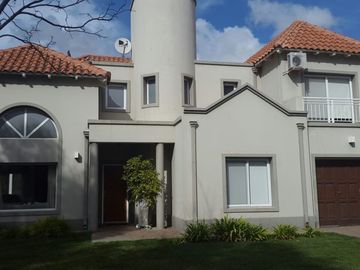 Chalet Bosque Alto 3 Dorm. Suite Pileta Jardin Impecable Lote 760 M2 U$s 420.000