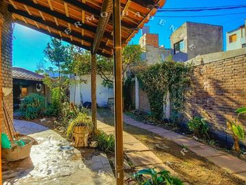 Casa En Venta De Estilo Español Mediterraneo - Alvarado 900