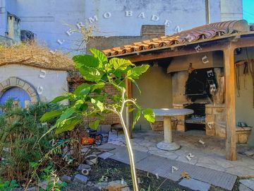 Casa En Venta De Estilo Español Mediterraneo - Alvarado 900