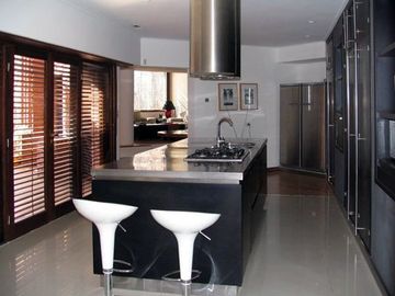 Chalet frente al parque Primavesi