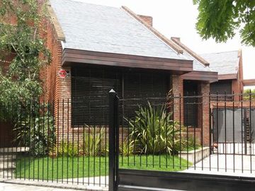 Chalet frente al parque Primavesi