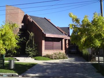 Chalet frente al parque Primavesi