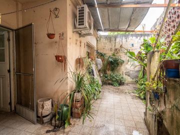 Casa de 2 dormitorios en PB sobre avenida