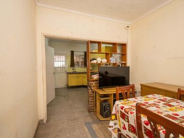 Casa de 2 dormitorios en PB sobre avenida