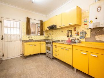Casa de 2 dormitorios en PB sobre avenida