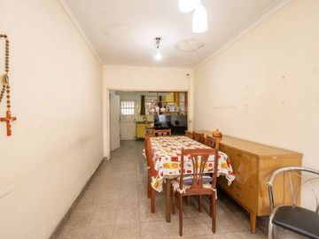 Casa de 2 dormitorios en PB sobre avenida