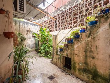 Casa de 2 dormitorios en PB sobre avenida