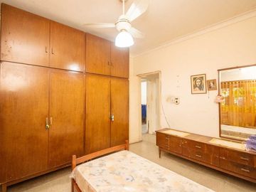 Casa de 2 dormitorios en PB sobre avenida