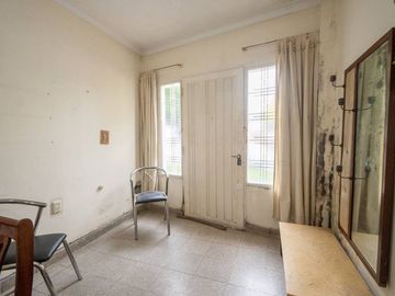 Casa de 2 dormitorios en PB sobre avenida
