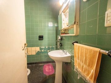 Casa de 2 dormitorios en PB sobre avenida